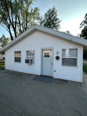Gun Lake Cute Little Cottage Steps from Beach w Boat Slip. - 3-Star