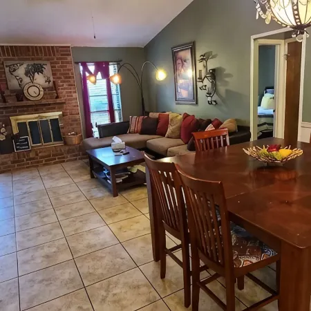 Family-sized home with quick access to the loop!!