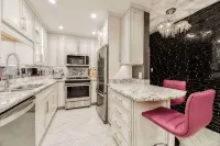 Paradiso - Divine Condo, Perfect Location Walkable to Everything Downtown