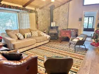 Cozy Family Friendly Lodge, 2 Games Rooms, Hot Tub, EV Charger - 2성급