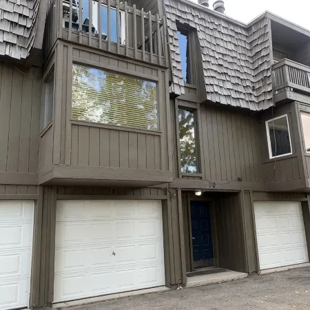 Stay and play, sleeps 6 with a beautiful view of Schweitzer Mountain Отели в г. Сандпойнт