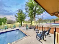 Mustang Meadows: Luxury Texas Hill Country Retreat - Pools