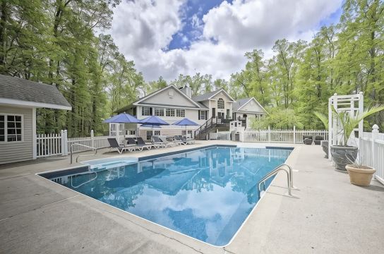 Wildflower Lotus Farm a Luxurious 5bd Home w/ Pool, Firepit and more