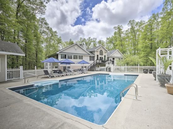 Wildflower Lotus Farm a Luxurious 5bd Home w/ Pool, Firepit and more