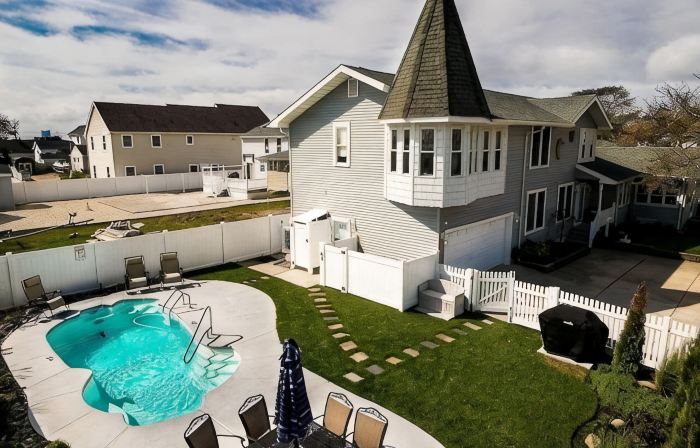 HEATED IN-GROUND POOL, 7 LARGE BEDROOMS, WALK TO BEACH, 5 MILES TO AC