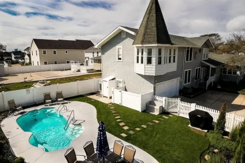 HEATED IN-GROUND POOL, 7 LARGE BEDROOMS, WALK TO BEACH, 5 MILES TO AC