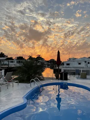 Beautiful & Meticulously Clean ~ Waterfront Bungalow ~ Pool!