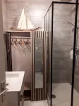 Newly renovated apartment/studio, garden level, quiet location, walking distance to beach and shops - 3星級