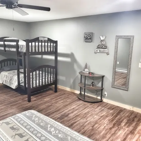 Secluded/Spacious Cabin with 5 Br, 5 Min to Resort "New Kitchen Coming 2026!
