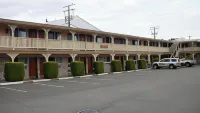 Shelton Inn - parking