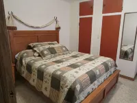 Tin Mill Cottage on a quiet wooded lot, walking distance to downtown! - シャレー