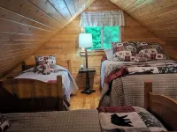 Cozy cabin in the Maine woods.  Direct access to ATV/Snowmobile trails. ピスカタキスのホテル