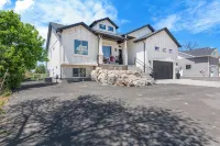 Luxury 6Br |Hot Tub |Private Pickleball |Sleeps 15 - WiFi