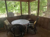 米拉米奇瀑布河畔歷史悠久的"伍迪"小屋，配有皮划艇