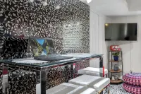 Levittown Onyx: A Jazzy 2-Bedroom Apartment in Toa Baja with WiFi, AC