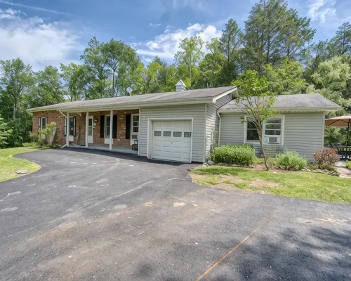 Catskills Getaway: 3BR Retreat w/ Media Room, Near Casino, Bethel Woods & More! Hotel di Thompson
