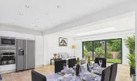 Modern 4 Bedroom Spacious House with Garden and Free Parking