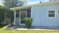 5 O'Clock Somewhere getaway-Walk/Bike to Beach,Shops ,Fenced private doggie area