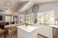 Great location with King Suite, Game Room, HEATED Pool, and Putting Green! - 私人泳池