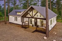 Romantic, Broken Bow farmhouse cabin🌲HOT TUB🌲Huge swaying pines 🌲King bed - Romantic