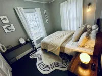 Cozy and modern 2 bedroom apartment with balcony in downtown Elkins, WV - 3성급