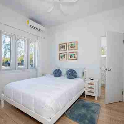 Brand new lovely beachfront 2-bedroom house with WiFi, AC in Governor's Harbour Rooms