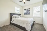 New  3BR by Hospital & Lake Granbury w/Starlink internet,local pool,4-80in  TVs - 4-Sterne