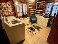 Rustic Rest Log Cabin, with hot tub and trout stream, near Poconos attractions. - 4성급