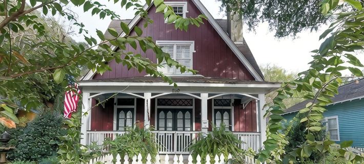 Charming 3-bedroom cottage in Oakleigh Historical District in downtown Mobile Hotels in Mobile