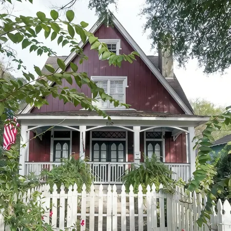 Charming 3-bedroom cottage in Oakleigh Historical District in downtown Mobile