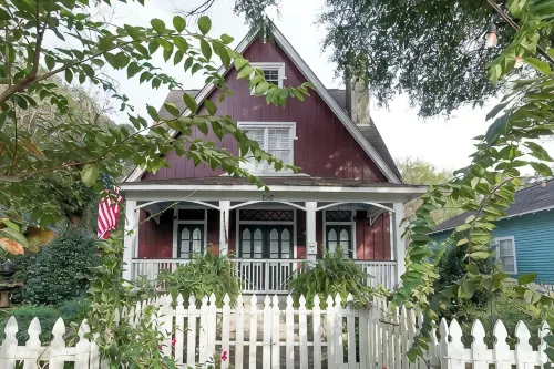 Charming 3-bedroom cottage in Oakleigh Historical District in downtown Mobile
