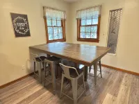 Perfect Summer Getaway- 2 Bed, Large Private Yard, Ravine Lot, Gameroom - 4 tähden