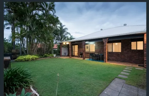 Mooloolaba Beach House- Pet friendly - บังกะโล