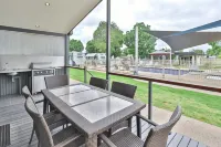 BIG4 Mildura Getaway Holiday Park - parking