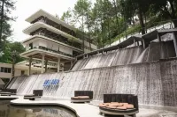 HeHa Waterfall Suites & Camping Ground - parking