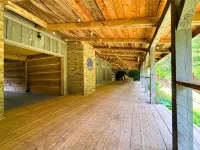 Tranquil retreat  on 16 acres sleeps 10 guests. Hotels in Izard County