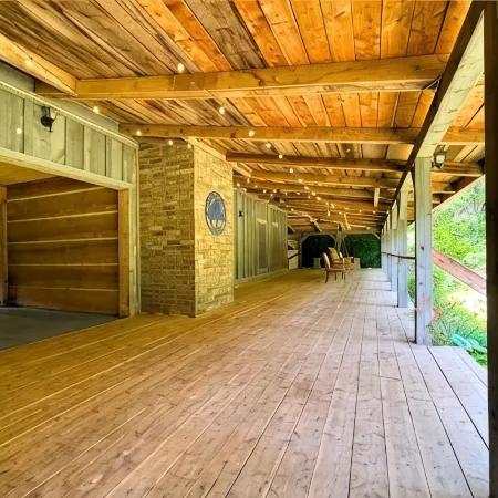 Tranquil retreat  on 16 acres sleeps 10 guests.