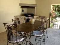 Charming house at the foot of the Luberon (rated 4 stars) Hotels in Robion