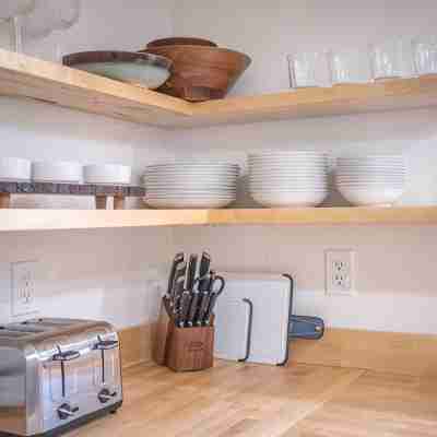VIEWS, hot tub, dog friendly, near trailheads! Dining/Meeting Rooms