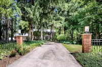 Colonial style 5BR/5BA home tucked in a private, wooded setting w/pool & hot tub - 4つ星