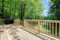 Private Beach Lake House! Kayaks, Sunset, Firepit