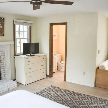 Experience Cape Cod Beaches: Charming 4-bedroom just a 10min stroll to the beach
