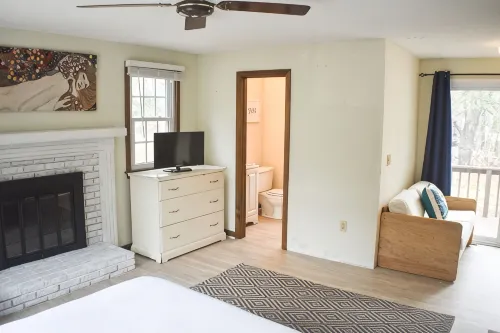 Experience Cape Cod Beaches: Charming 4-bedroom just a 10min stroll to the beach - Wifi