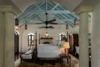 Luxurious 4 BR Beachfront Villa in Lower Peter Bay - Uima-altaat
