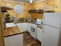 100 Aker Wood Barndominium Loft!! Two bedroom. All Amenities Provided! - WiFi