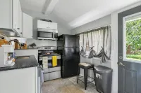 Buttercup Cottage close to downtown Hendersonville fully fenced all pets welcome - Kitchens