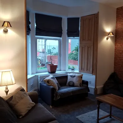Beautiful Large 1 kingsized bed fully furnished apartment. Hotels near Glasgow Prestwick Airport