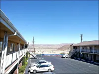 Star Inn on Route 66, Barstow - parking