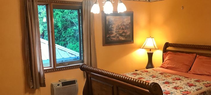 Covered parking/3 bedrooms, sitting room, restroom w/laundry, full kitchen, deck Hotels in Lead
