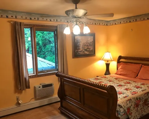 Covered parking/3 bedrooms, sitting room, restroom w/laundry, full kitchen, deck Hotels in Lead